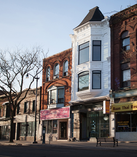 Vom Erwachsenenfilmverleih zum Designermöbelladen: Umbau eines denkmalgeschützten Ladengebäudes im Westen Torontos.