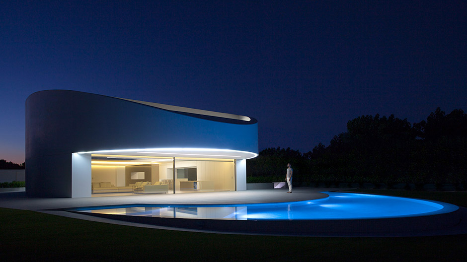 Dieses „Ufo“ in Spanien bietet viel mehr Platz als es von außen vermuten lässt.