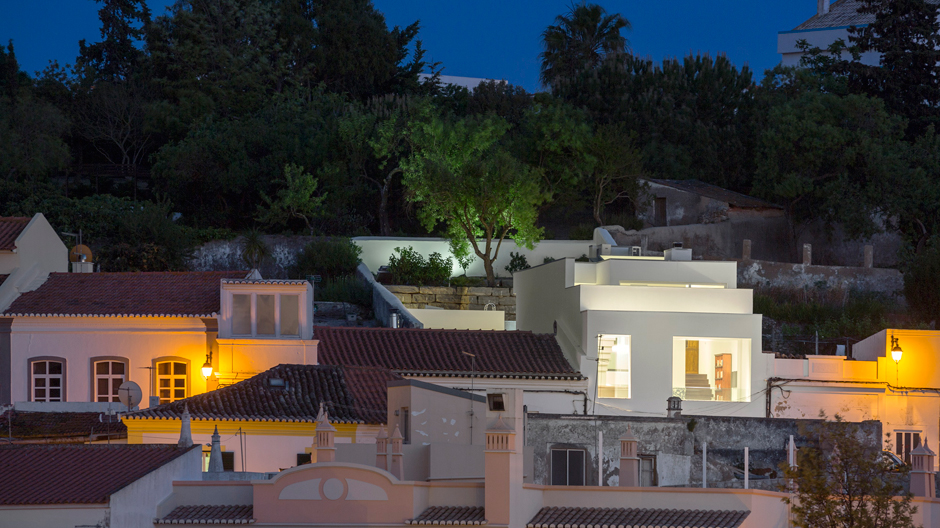 Viele Treppen: Die Split-Level-Villa Casa 103 fügt sich nahtlos in Stadtbild und die Natur ein.