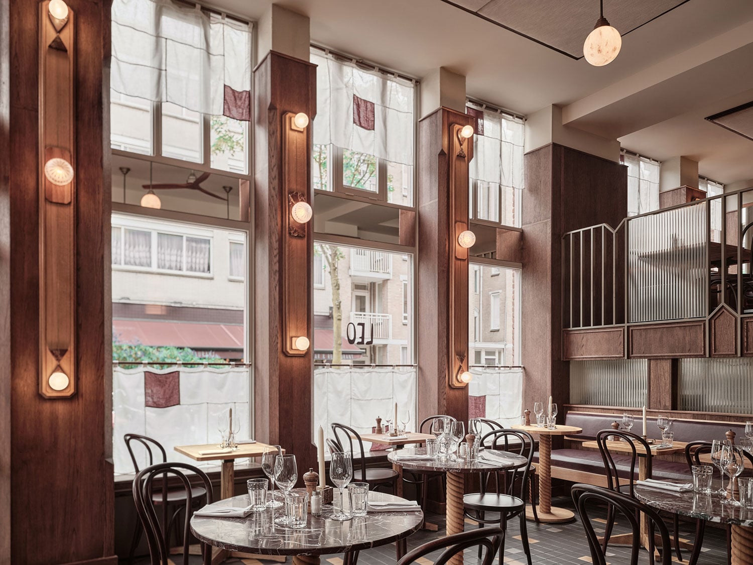 Neuinterpretation eines Bruin Cafés in Amsterdam von Studio Modijefsky