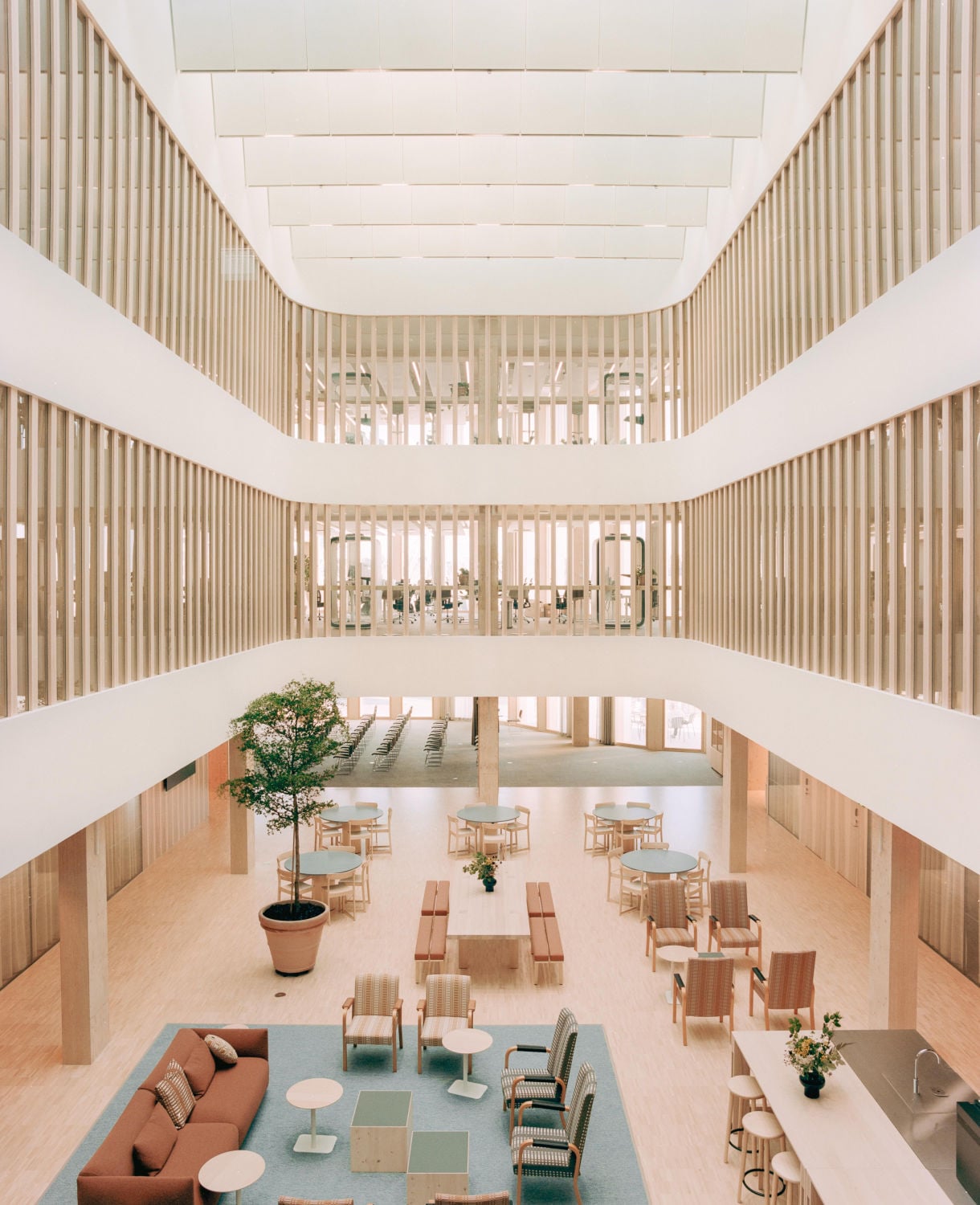 Nachhaltiges Gebäude in Massivholzbauweise von Anttinen Oiva Architects in Helsinki