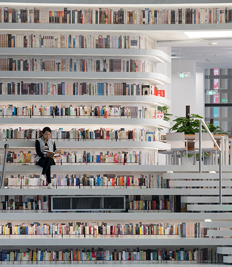 In der schönsten Bibliothek Chinas formen über 1,2 Millionen Bücher einen wolkenartigen Raum.