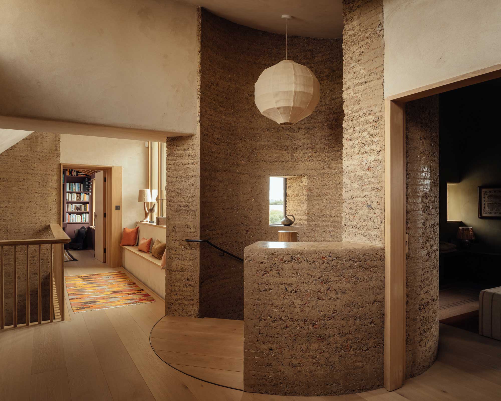 Neubau aus Lehm und Abbruchmaterial von Tuckey Design Studio in Wiltshire