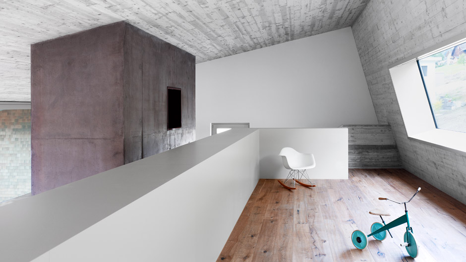 Schindeln, Geometrie, Beton und Le Corbusier: Architekt Herbert Bruhin hat das Haus am Waldrand neu interpretiert.