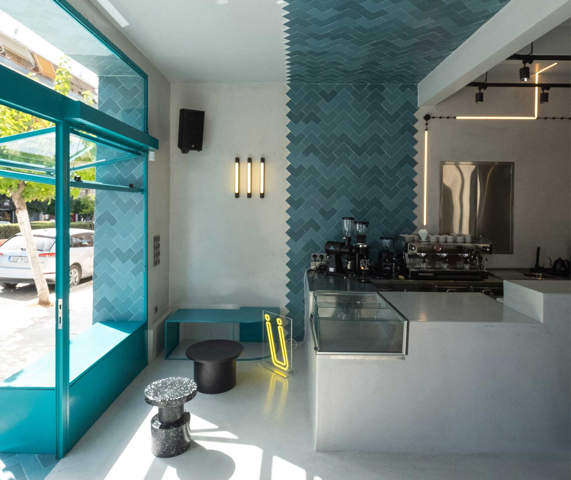 Einladendes Café in Athen von Karn Studio