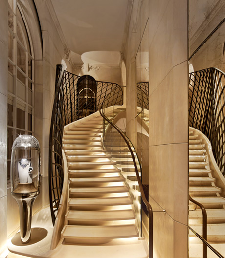 Jouin Manku gestalteten einen spektakulären Treppenaufgang in der Edelboutique Van Cleef & Arpels in Paris.