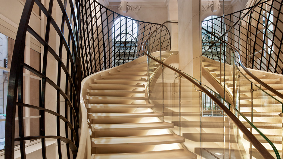 Jouin Manku gestalteten einen spektakulären Treppenaufgang in der Edelboutique Van Cleef & Arpels in Paris.