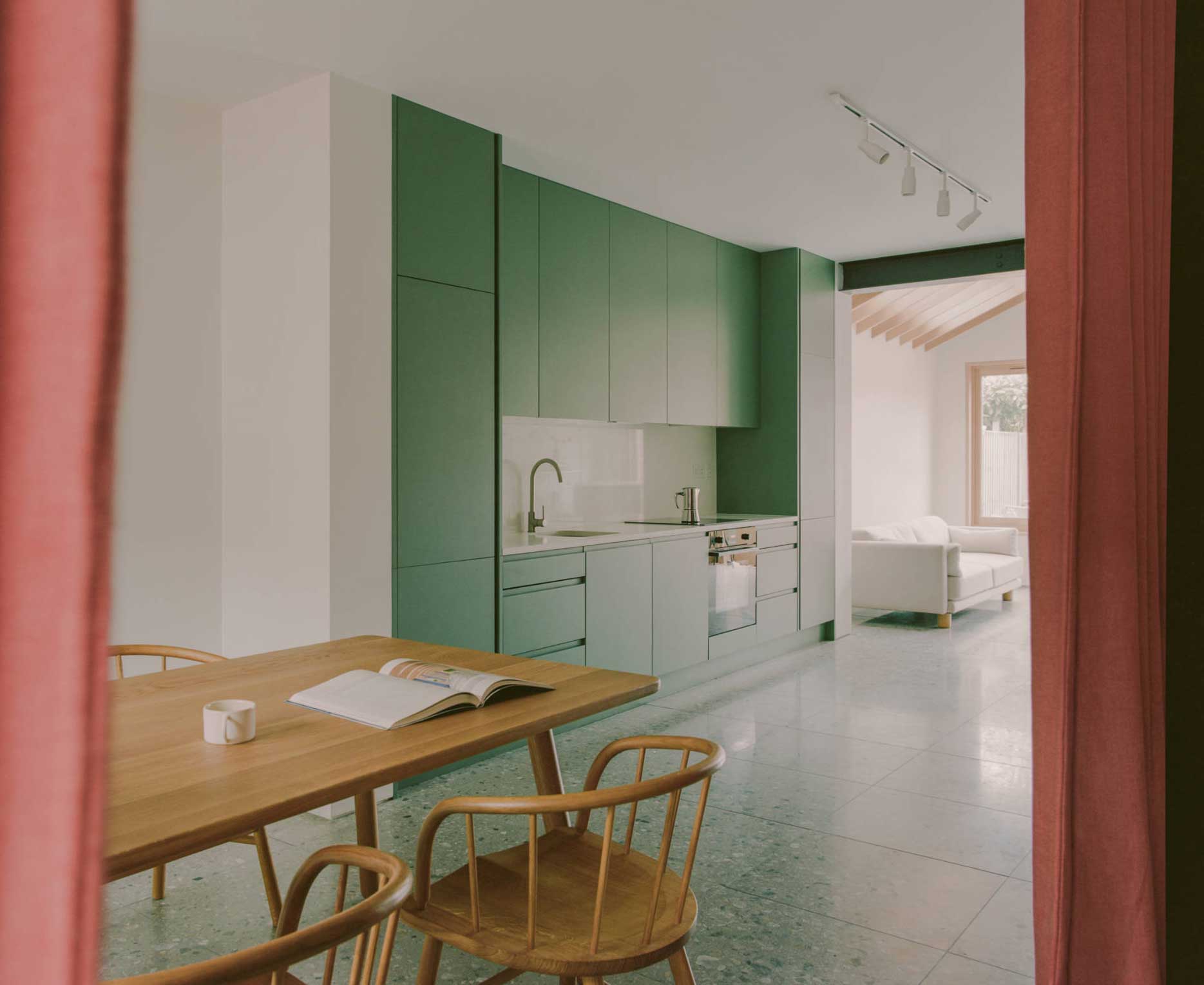 Reihenhaus-Modernisierung von Pablo Sanchez Lopez in London
