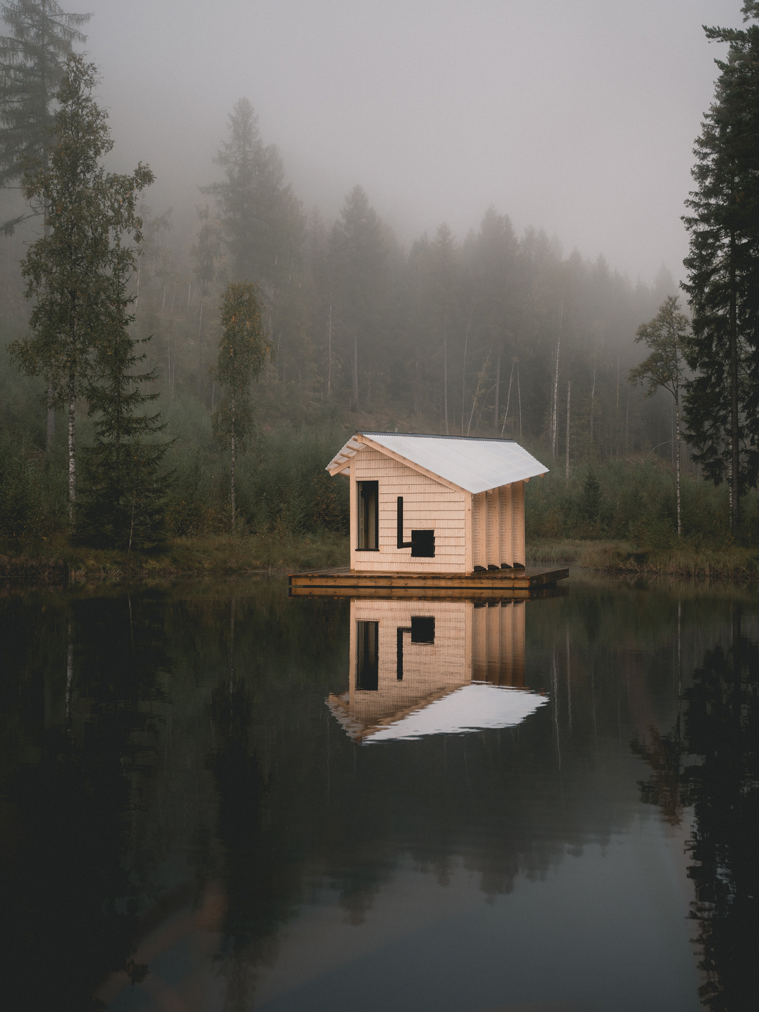 Schwimmende Sauna von Rabagast Studio in Norwegen