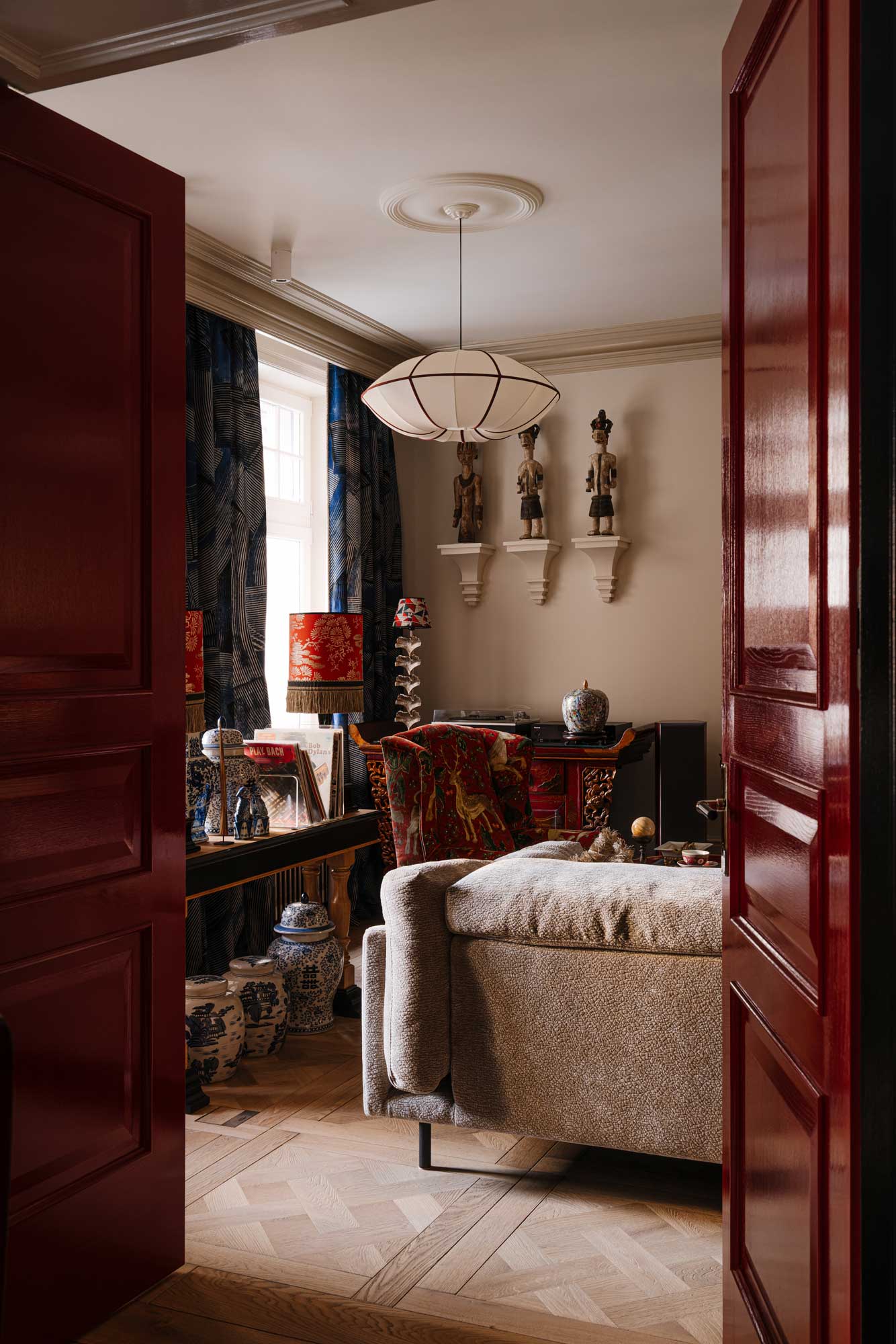 Apartment-Renovierung in Polen mit opulentem Storytelling von Karolina Rochman