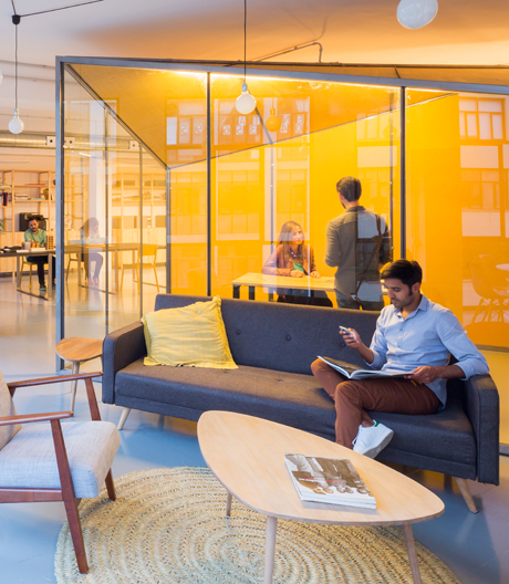 Schräge Linien und Farbverläufe prägen diesen Coworking-Space in Barcelona.