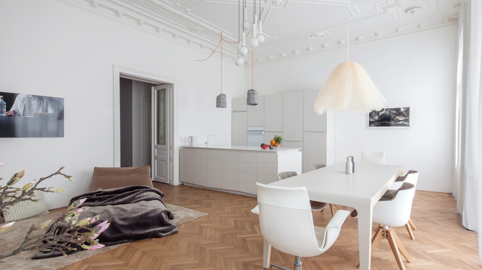 Wie drei Wiener Designer die Beletage eines Jahrhundertwende-Gebäudes klammheimlich erweiterten.