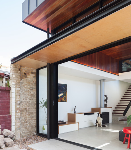 Doppelhaus mit zwei Gesichtern: Gelungener Umbau von Stukel Stone in Sydney.