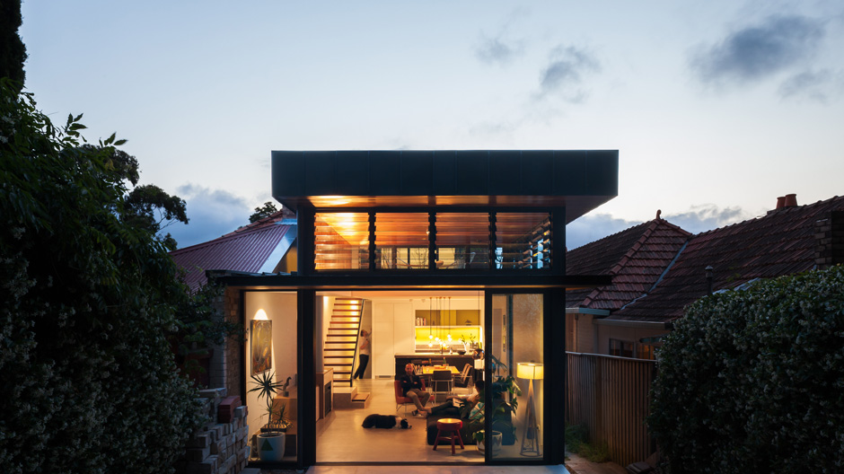 Doppelhaus mit zwei Gesichtern: Gelungener Umbau von Stukel Stone in Sydney.