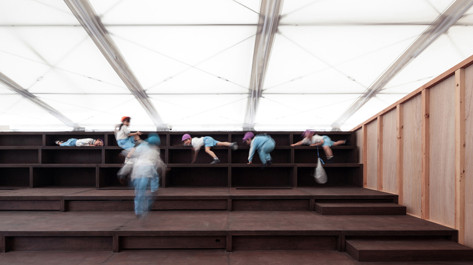 Eine umgebaute Lagerhalle als Kindergarten: Fukumasu Base von Yasutaka Yoshimura Architects.