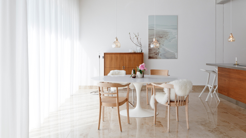 Vorhang auf! Einst ein Möbelhaus aus den 50er, heute eine behagliche Wohnung.