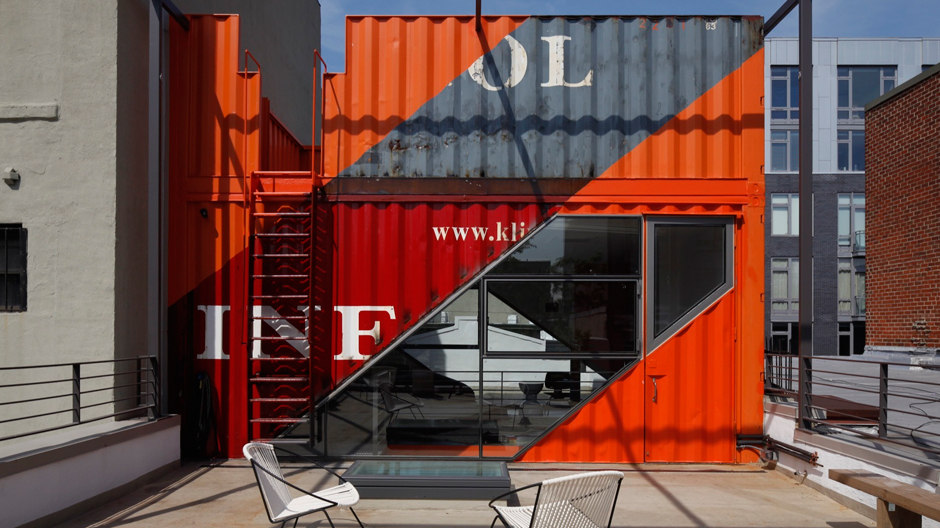 Orangeroter Aufsatz aus recycelten Überseekisten: ein Hausumbau für einen New Yorker Künstler und Galeristen.