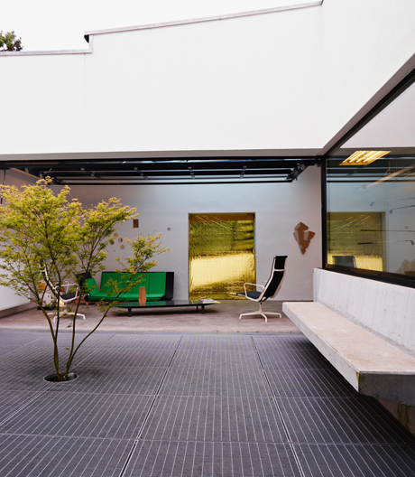Das Licht kommt von oben: Ein Patio, Dachfenster und transparente Garagentore sorgen für viel Tageslicht in dem Brüsseler Architekturbüro.