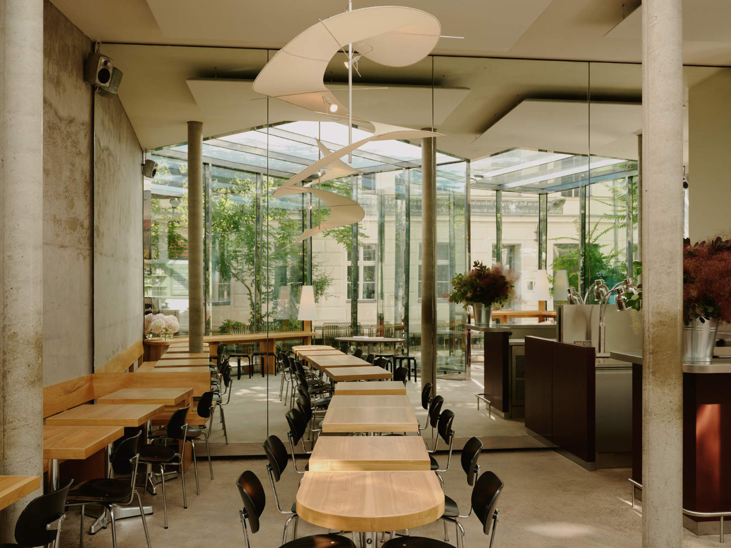 Affin gestaltet das Café in den Berliner KW um