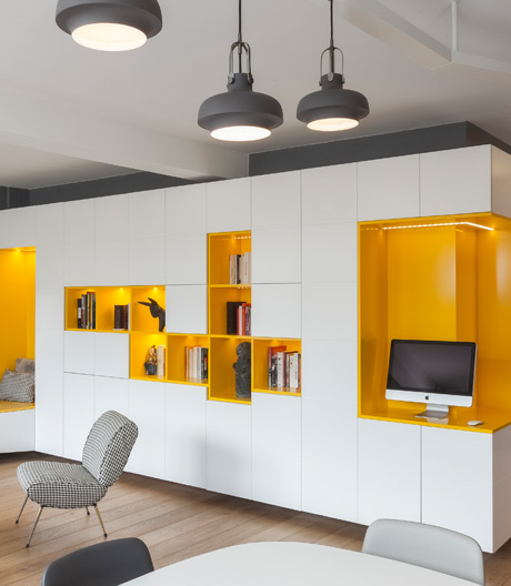 Viel Platz auf wenig Raum: In diesem kleinen Apartment hat Interiordesigner Glenn Medioni einiges untergebracht.