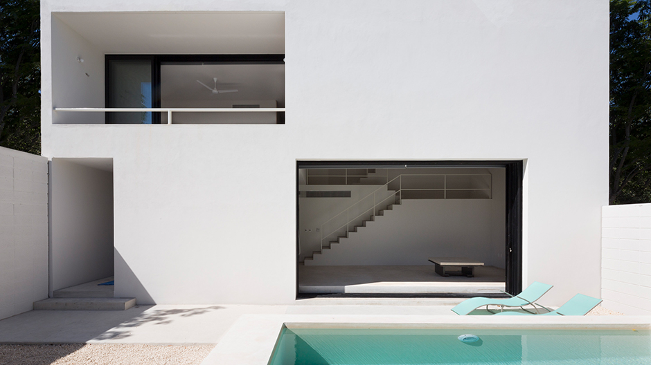 Zwischen Meer und Mangroven haben Cadaval & Solà-Morales ein Haus auf drei Ebenen gebaut.