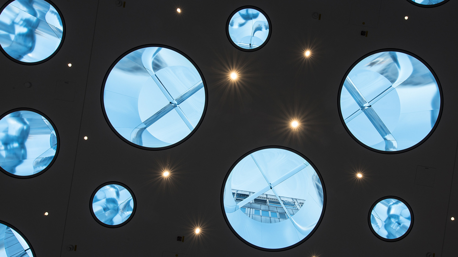 Gekonntes Zusammenspiel zwischen Kunst- und Tageslicht: Deckeninstallation im Klinikum Garmisch-Partenkirchen.