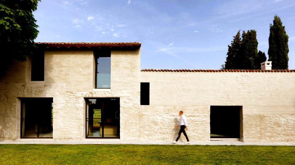 Inspiriert von den Villen Venetiens: Umbau eines Wirtschaftsgebäude in der Nähe des Gardasees zum Wohnhaus.