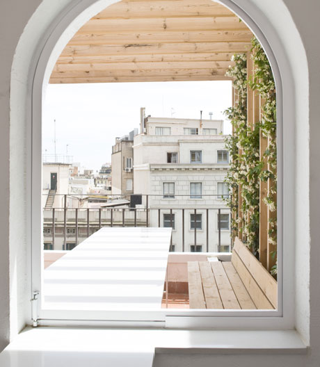 Verwandlungskunst in Barcelona: Umbau einer verwahrlosten Dachwohnung zur Ferienoase.