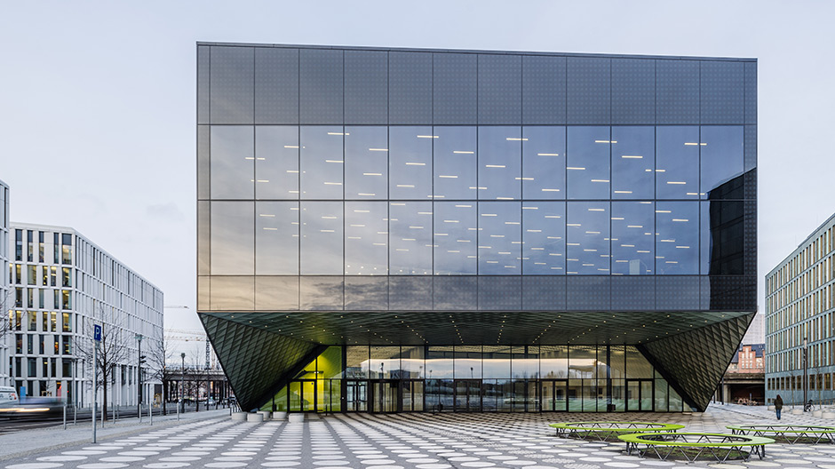 Geometrie-Jonglage und interaktive Rauten: das Haus der Zukunft im richtigen Licht betrachtet.