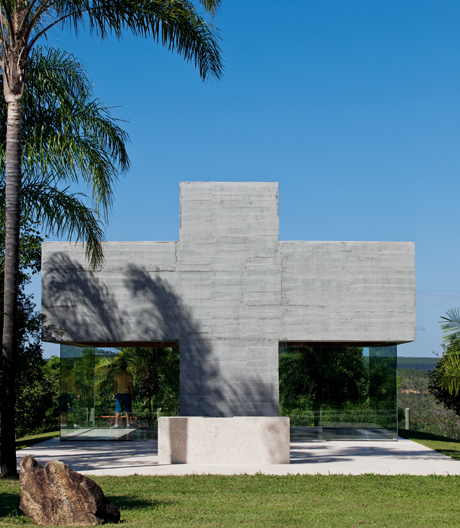 Die Kapelle Allerheiligen im Herzen Brasiliens zeigt scharfe Kanten – kann aber auch anders...