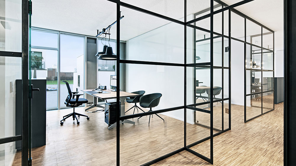 80 Prozent Raum und 20 Prozent Möbel: Der Kölner Firmensitz der Berner Group besticht durch Offenheit und ehrliche Materialien.