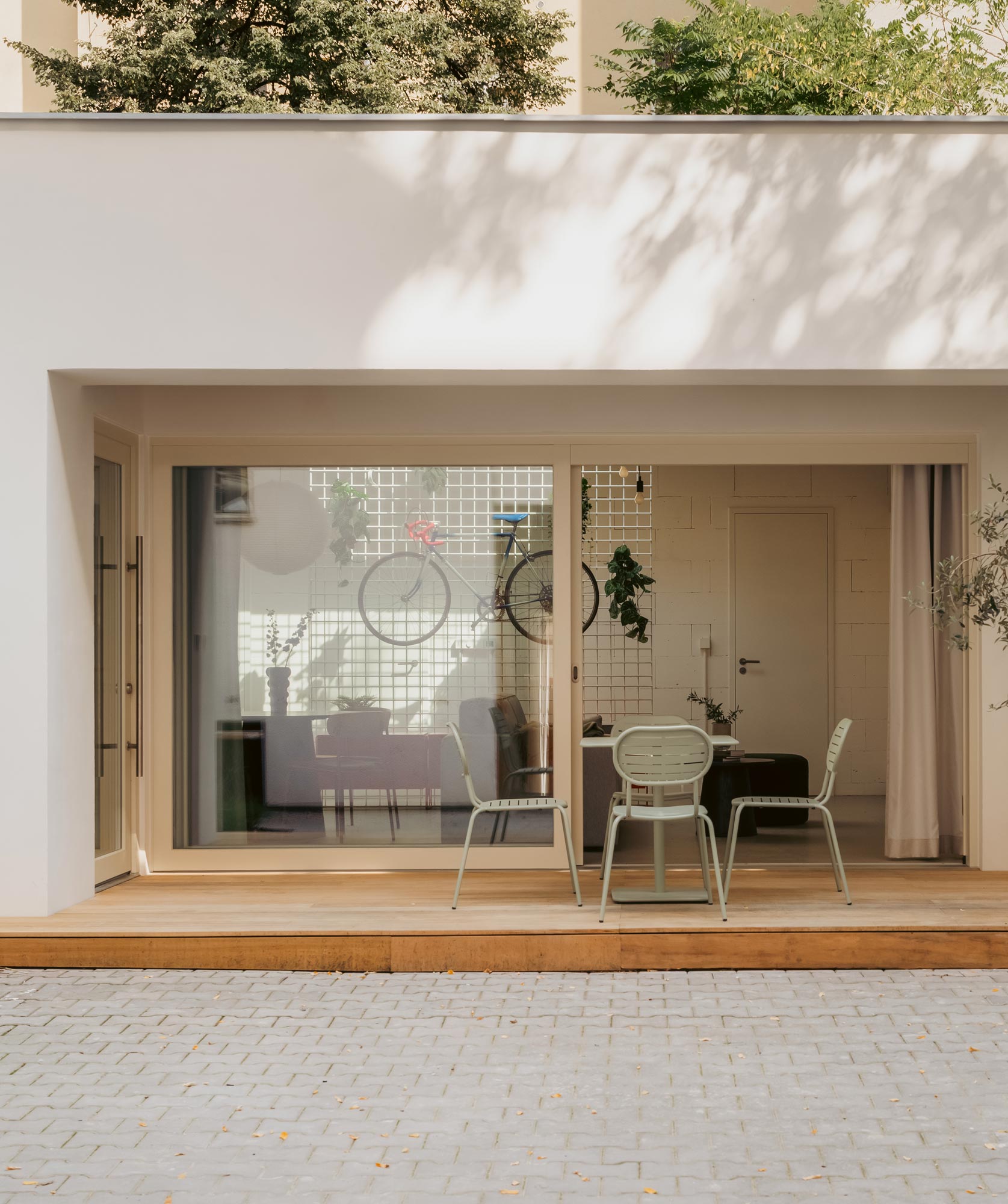 BekArch transformiert eine Prager Backstube in ein helles Studio-Apartment