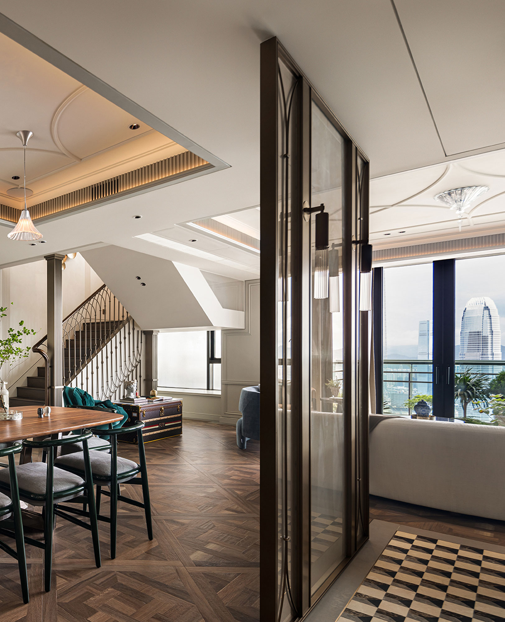 Opulente Innenarchitektur mit dezent integrierter Technik von Gira