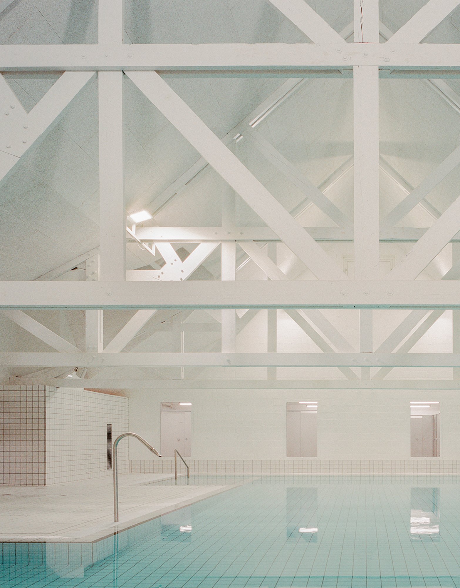 Abstrakter Umbau eines Schwimmbads in der Bretagne von Atelier RAUM