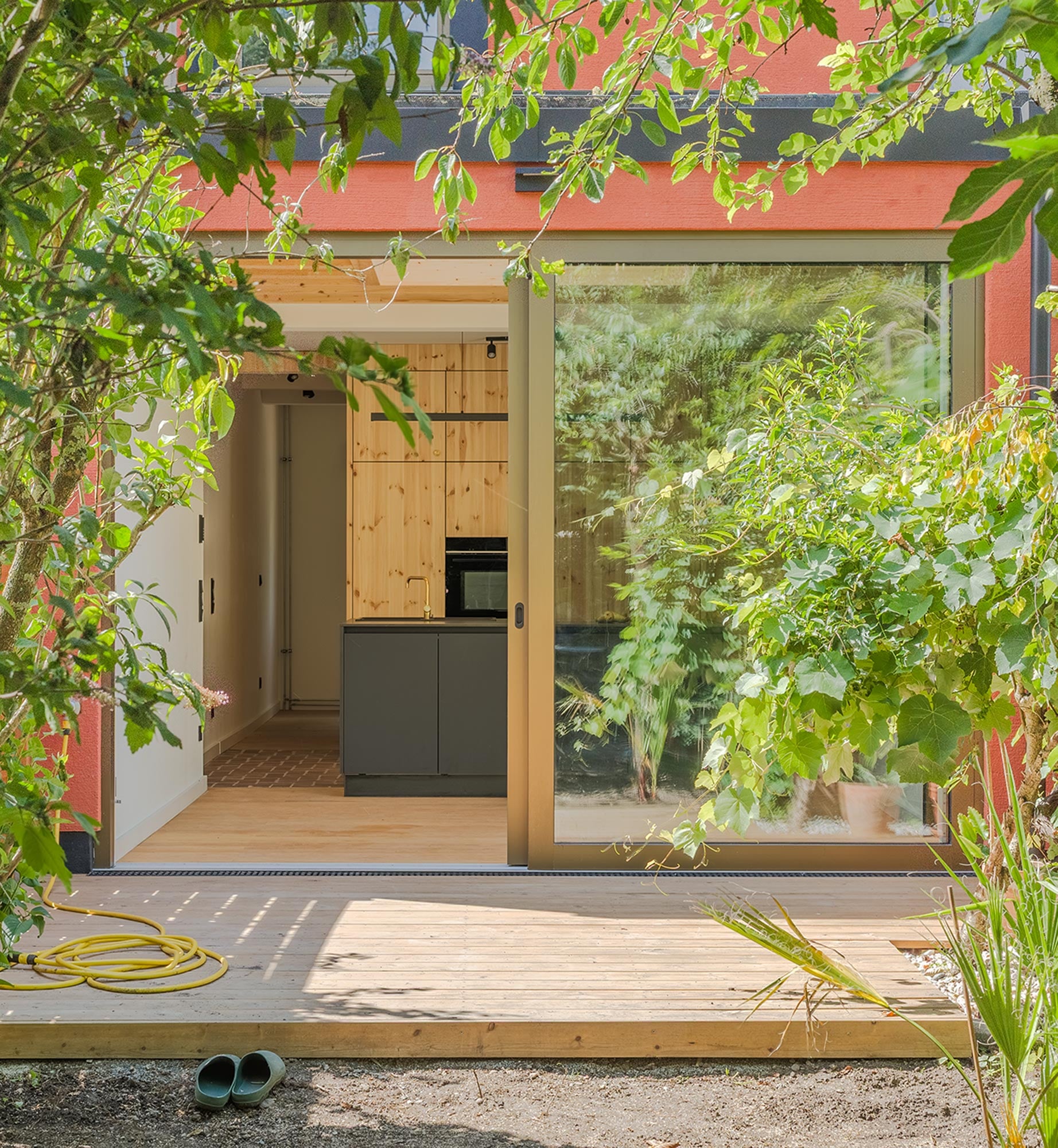 atelier brum baut Kölner Reihenhaus in offenen Wohnbau um