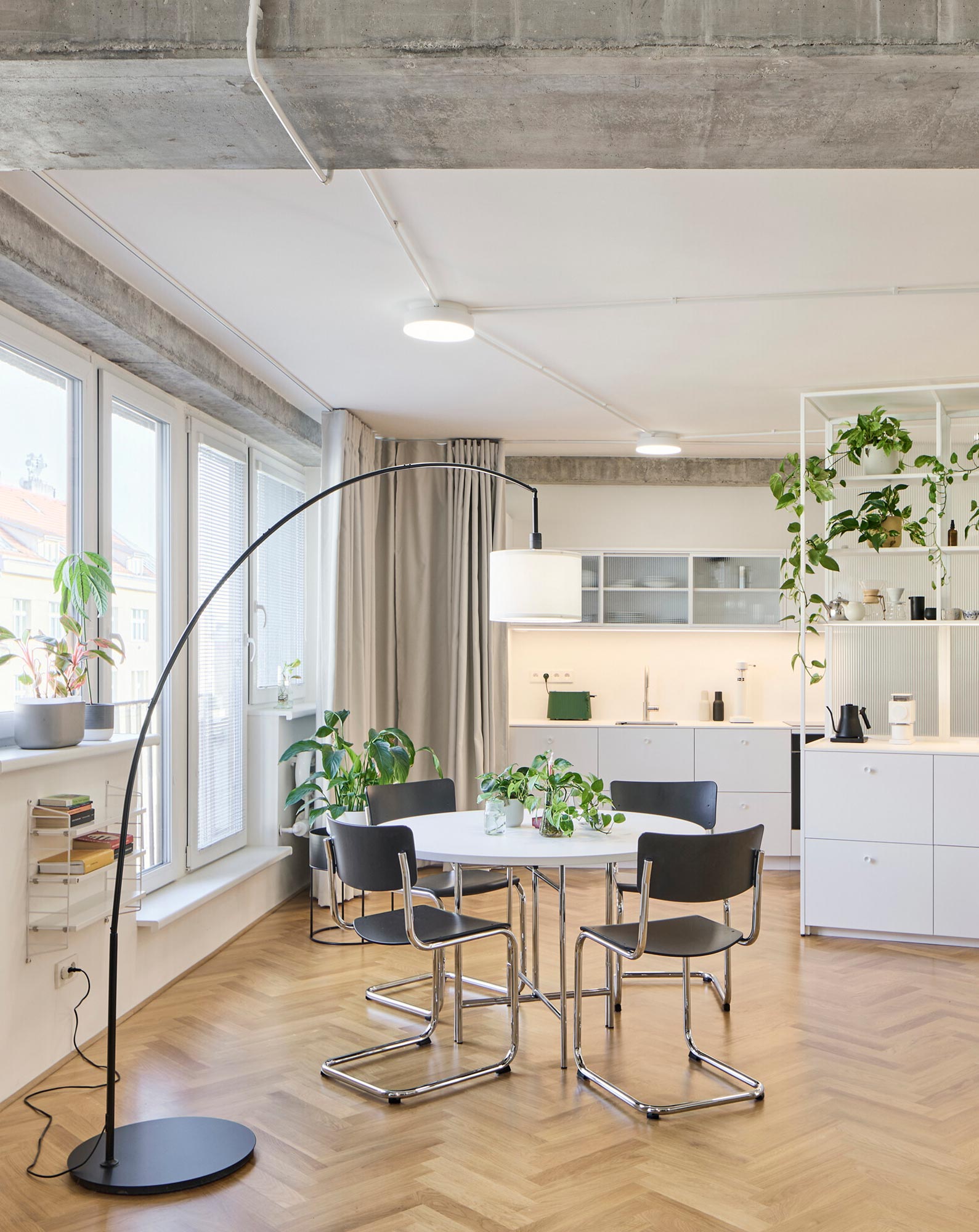 Ein radikal geöffneter Grundriss von RDTH architekti in Prag