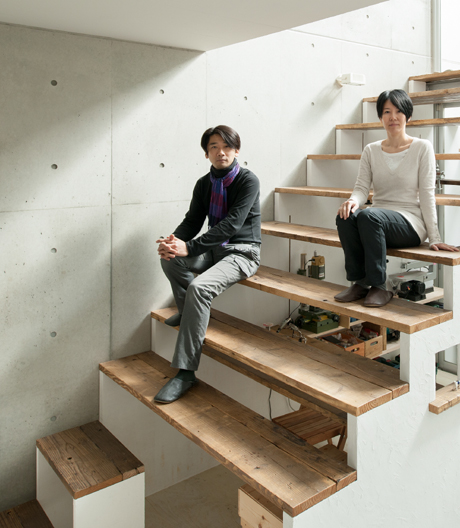 MAMM Design bringt ein Haus mit Satteldach in eine Wohnung in Tokio.