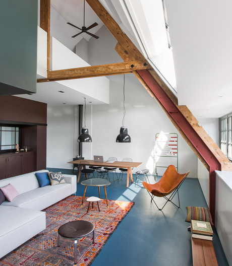 Böse Erinnerungen an die Schule? Pustekuchen! Studio Ruim verwandelt muffige Schulräume in ein luftiges Apartment.