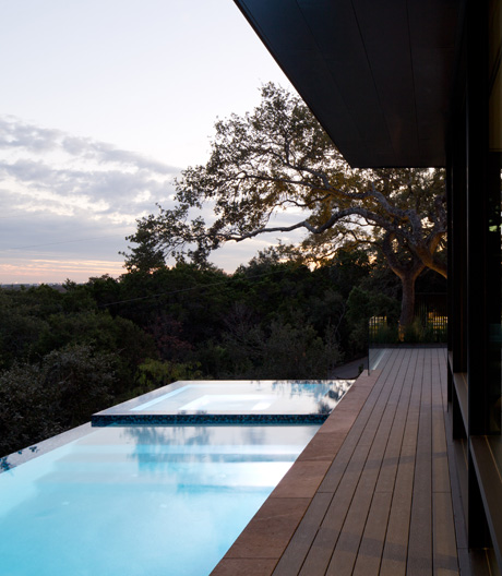 Spektakulär: eine Villa in Austin – mit Swimmingpool, Spielezimmer und einer Küche im Zentrum.