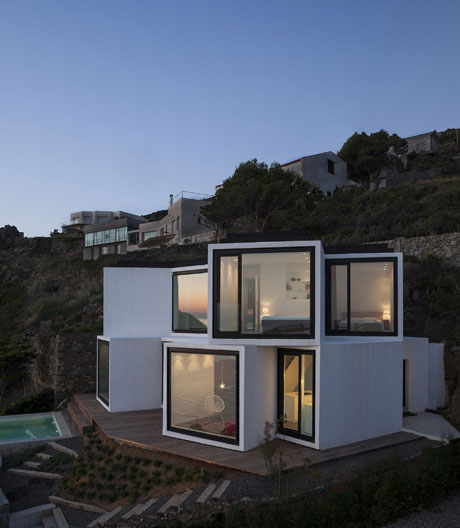 Fels, Sonne, Brandung: Ferienhaus vom Architekturbüro Cadaval & Solà-Morales.