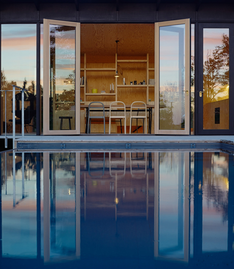 Für sein Sommerhaus bei Stockholm ließ sich Architekt Andreas Martin-Löf von asiatischen Tempeln inspirieren.