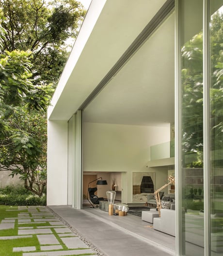 Marcio Kogan hat in São Paulo eine 700 Quadratmeter große Villa aus Beton umgebaut und mit Küchenmöbeln von Leicht ausgestattet.
