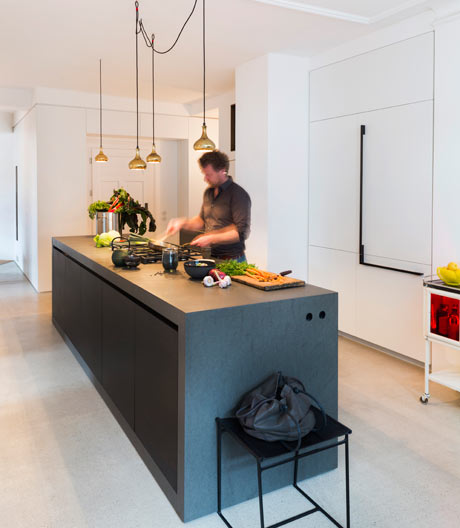 In München wurde eine angestaubte Altbauwohnung in ein luftiges Domizil verwandelt.