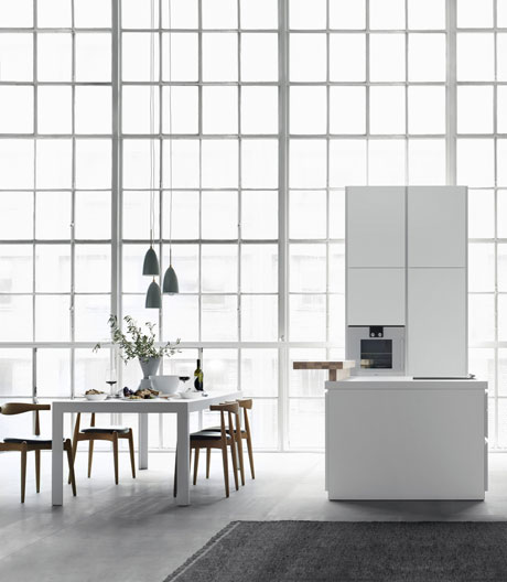 Ein Industriebau wird zum luftigen Loft. Mit dabei: Betonfußboden, weiße Küchenmöbel von bulthaup, skandinavische Designklassiker, schöne Accessoires.