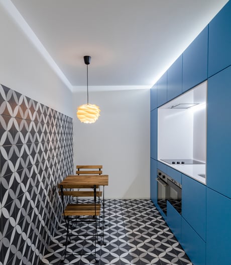 Tiago do Vale hat eine muffige Ferienwohnung aus den Achtzigern in einen luftigen Open Space verwandelt, inklusive knallblauer Küchenbox.