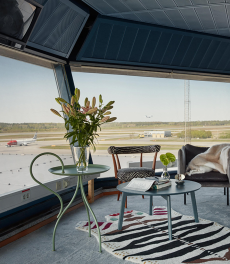 Künstlerin Cilla Ramnek hat einen ausgedienten Flughafen-Kontrollturm in eine temporäre Ferienwohnung verwandelt.