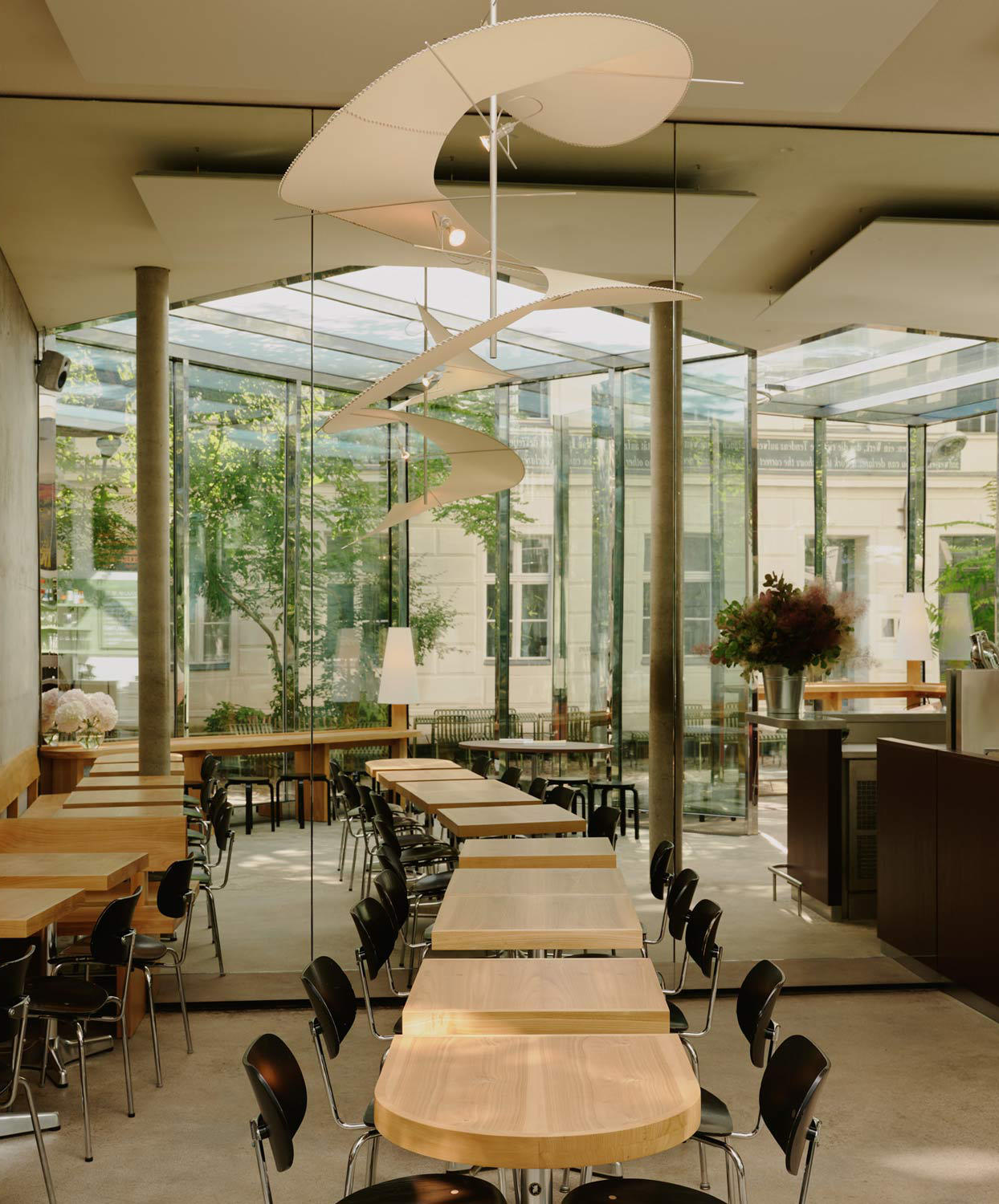 Affin gestaltet das Café in den Berliner KW um