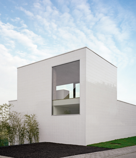 Côte d’Azur? Waldstetten-Wißgoldingen! Bewohnbarer White Cube in der baden-württembergischen Provinz.