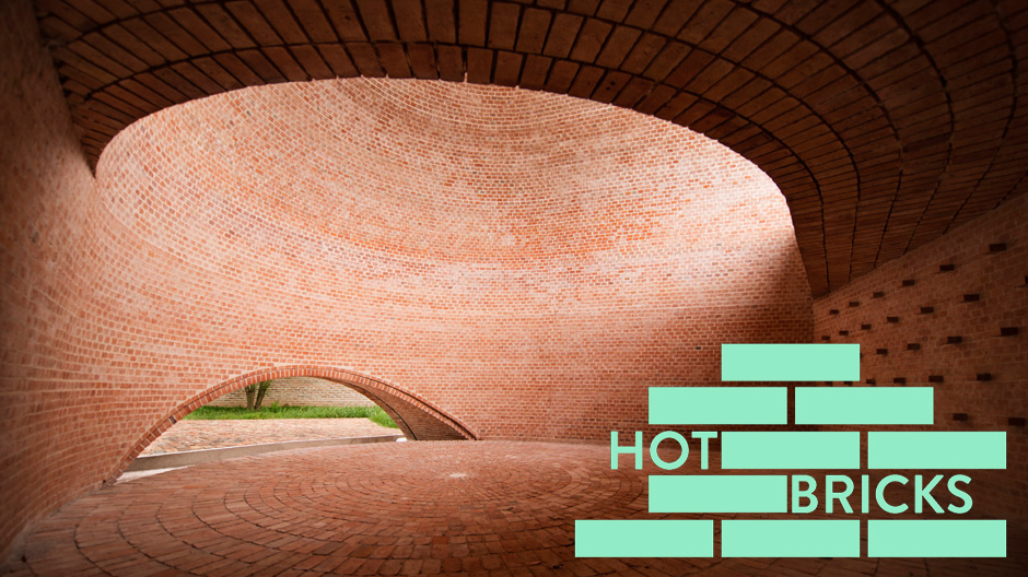 Bühne für ein Kruzifix: skulpturaler Bau aus recyceltem Backstein von Nicolás Campodonico