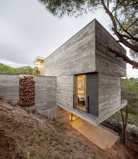 Steil am Hang: Ein Haus im spanischen Küstenort Sant Pol de Mar rotiert um die eigene Achse.